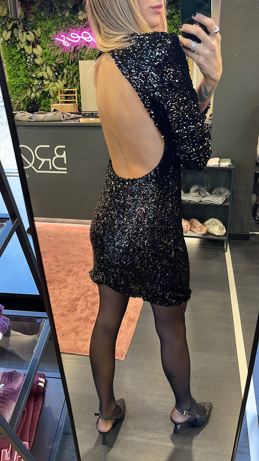 Abito paillettes e schiena nuda