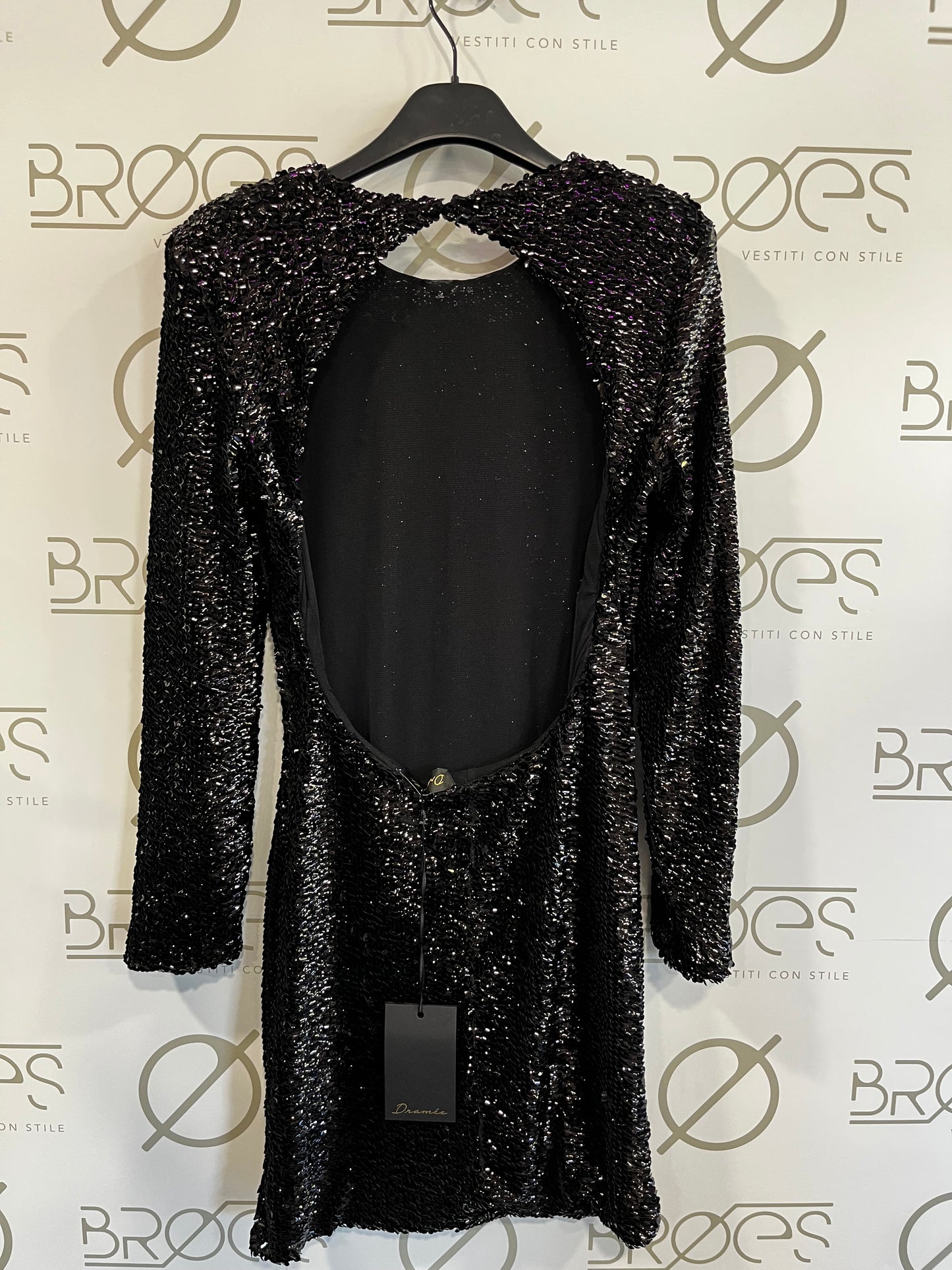 Abito paillettes e schiena nuda