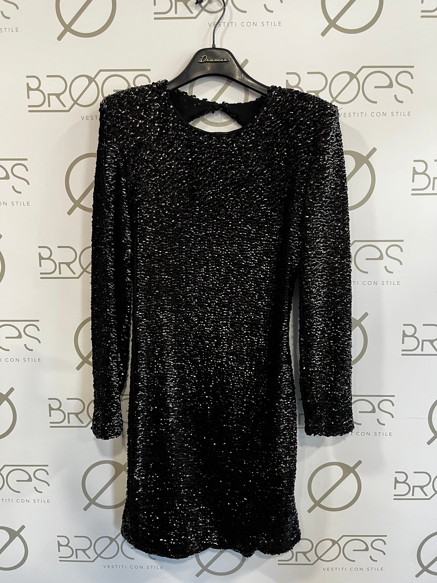 Abito paillettes e schiena nuda