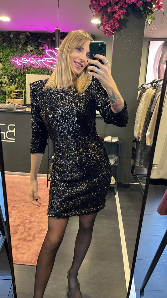 Abito paillettes e schiena nuda